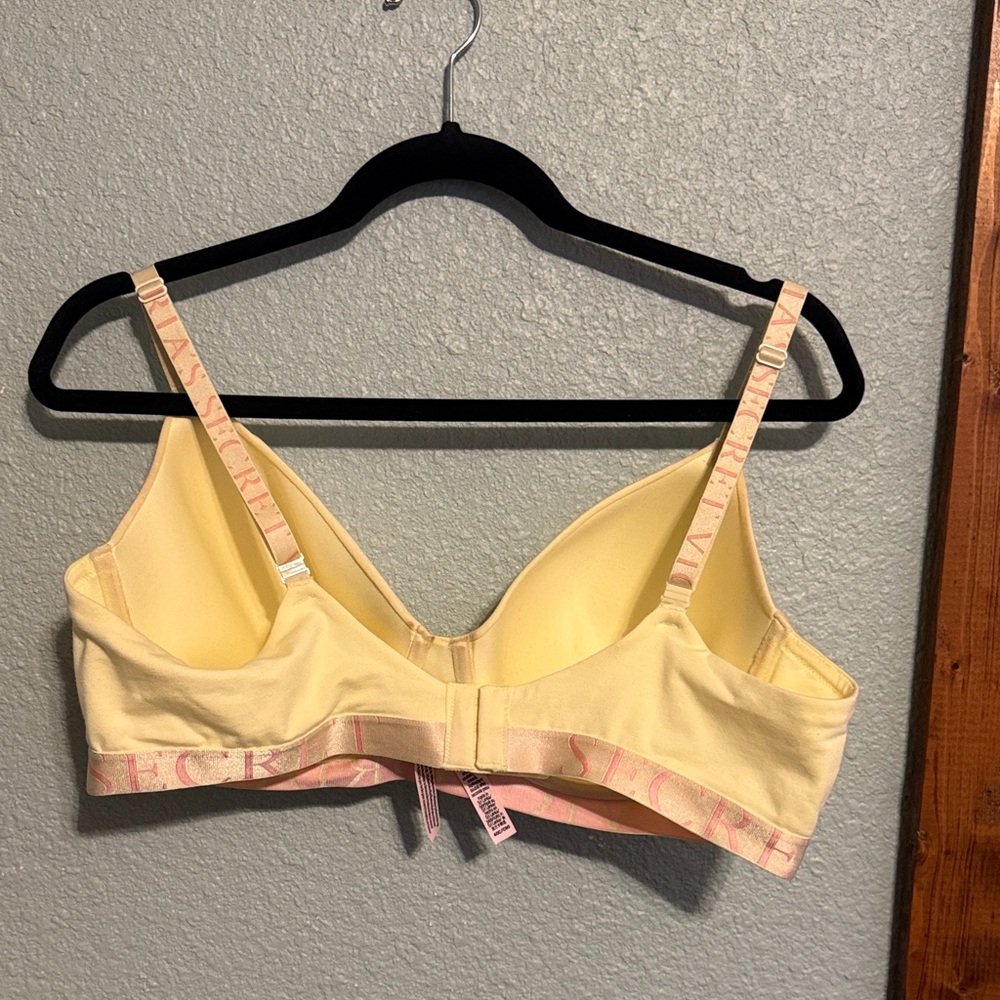 Victoria's Secret Pale Yellow Molded T-Shirt Bra 40c - Picture 3 of 3